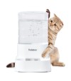Simpática imagen de un gato junto al bebedero