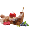 Trozo de conejo con ingredientes alrededor del mismo como fruta o verdura.
