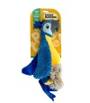 Imagen frontal de un peluche para perro con forma de guacamayo de color azul con etiqueta.