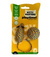 Juguete para gatos con forma de ratón y pelota de tenis con colores marrón y beige con etiqueta para su posterior venta.