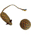 Juguete para gatos con forma de ratón y pelota de tenis con colores marrón y beige.