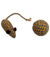 Juguete para gatos con forma de ratón y pelota de tenis con colores marrón y beige.