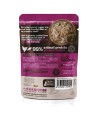 Envase trasero de comida húmeda para gatos de color morado y marrón con un plato de pollo con atún en la portada.