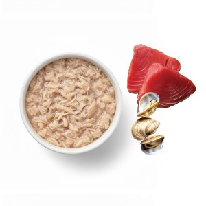 Bol redondo de color blanco relleno de alimento húmedo para gato con sabor a atún y almejas.