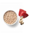 Bol redondo de color blanco relleno de alimento húmedo para gato con sabor a atún y almejas.