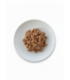 Plato de alimento húmedo de cordero y sardina para gatos esterilizados.