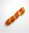 Snack para perros con forma de espiral de pollo.