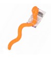 Serpiente rellenable de premios para perros de color naranja.