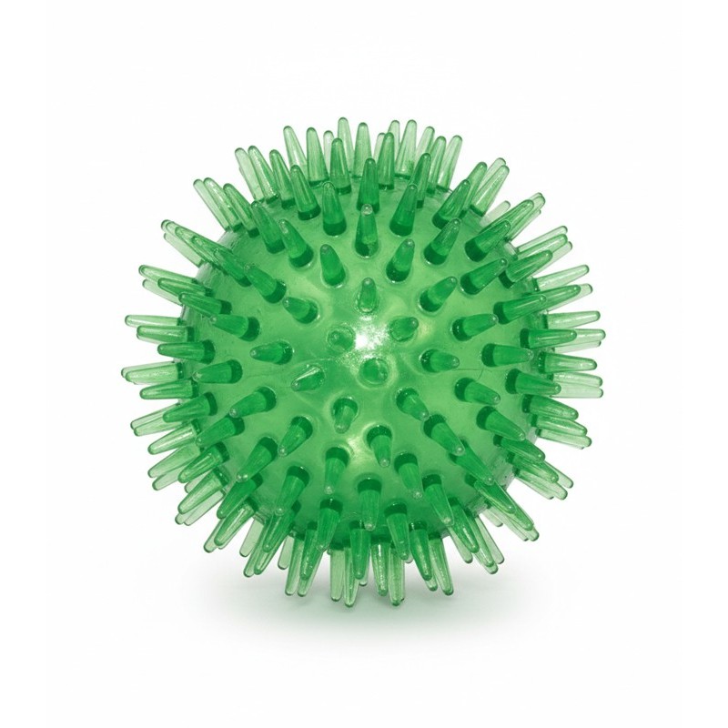 Pelota con puas para perro translucida de color verde.