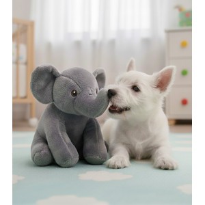 perro jugando con elefante con forma de peluche.