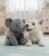 perro jugando con elefante con forma de peluche.