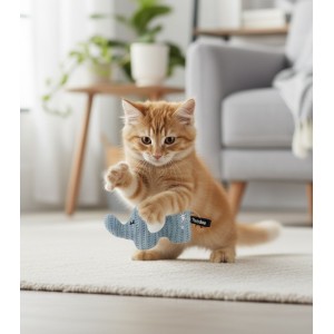 Gato jugando con peluche con forma de elefante.