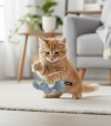 Gato jugando con peluche con forma de elefante.