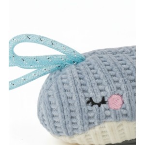 Textura de peluche para gato con forma de ballena.