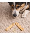 Perro oliendo snack de colágeno para perro