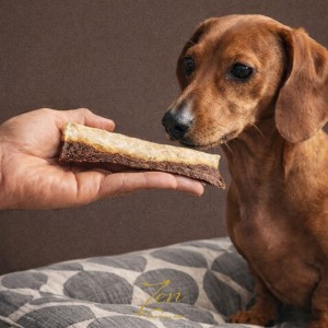 Perro con chips de colágeno bicapa con carne de pollo para perro