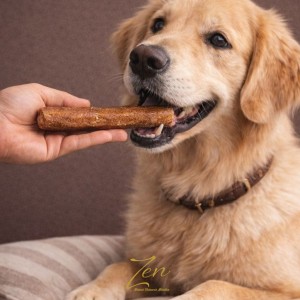 Perro probando snack de colágeno de pollo.