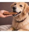 Perro probando snack de colágeno de pollo.