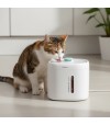 Gato bebiendo de fuente automática