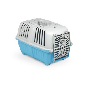 Imagen de un transportin para perro o gato de color azul y blanco, diseñado en plástico resistente reciclado.